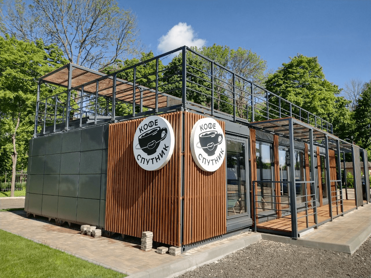 Модульное здание кафе из морских контейнеров 