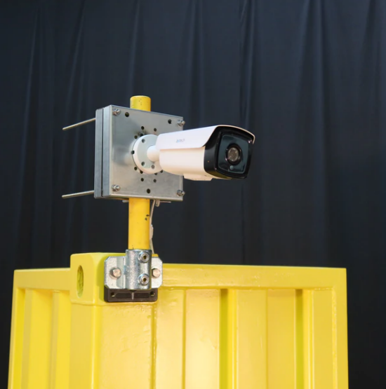 Крепление камеры видеонаблюдения с помощью адаптера для фитинга контейнера