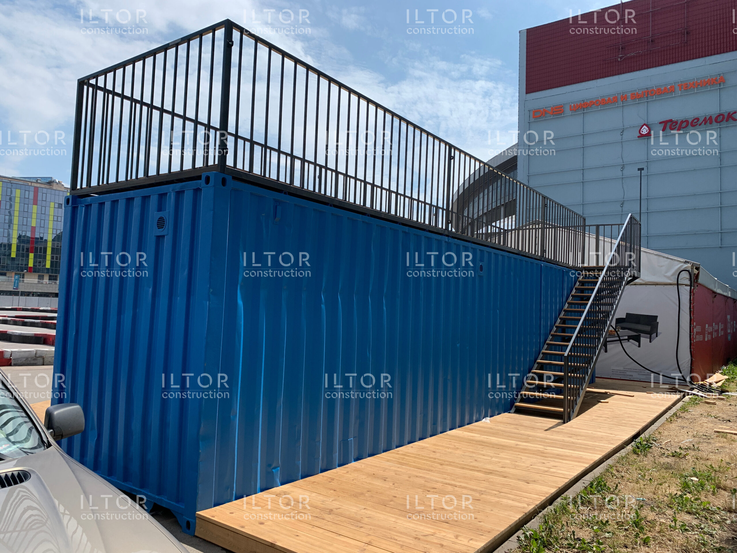 Лестница для подъема на террасу контейнера 