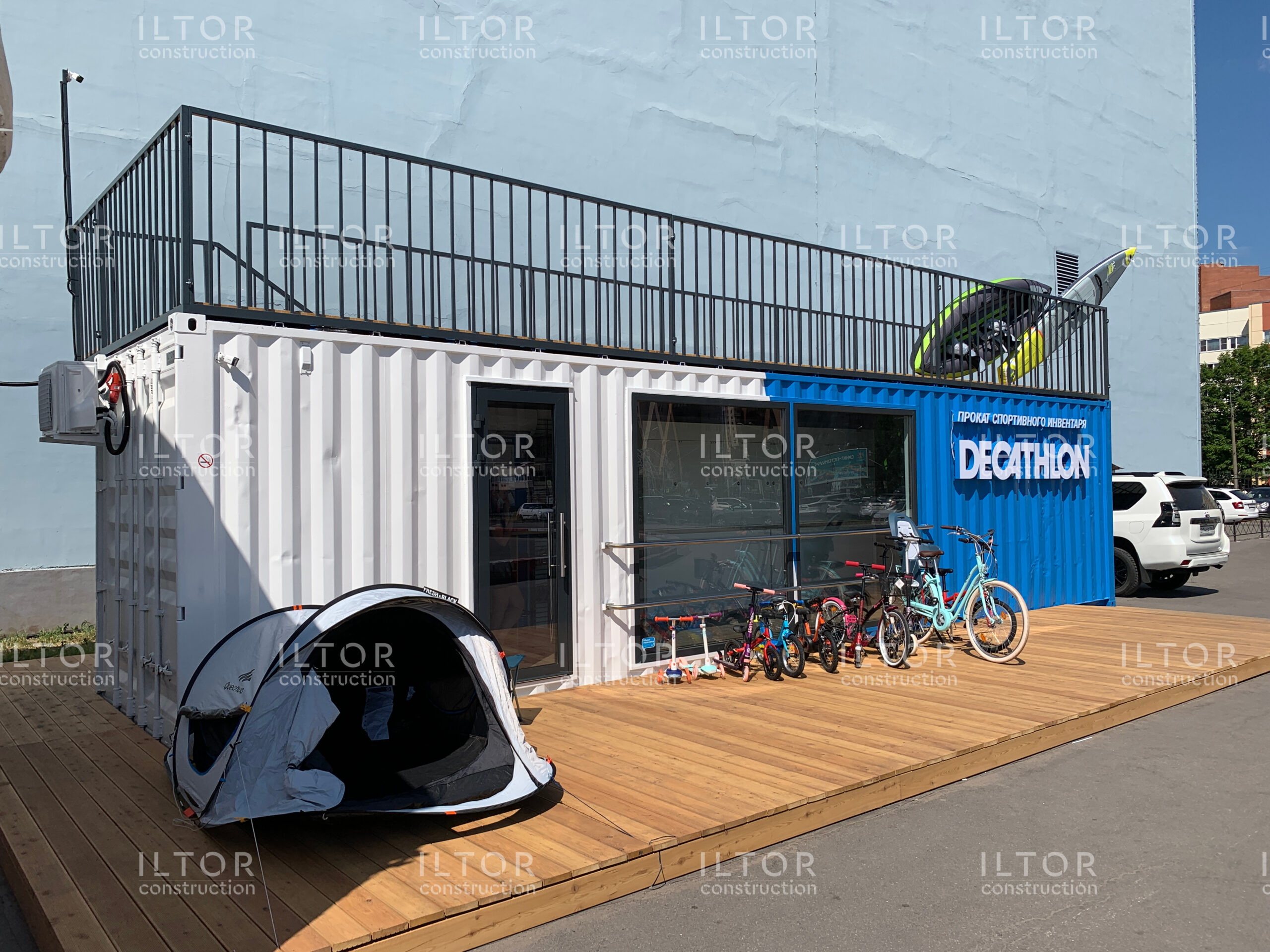 Пункт проката спортивного инвентаря с зоной выдачи интернет заказов DECATHLON из 40-футового морского контейнера с видовой террасой на крыше